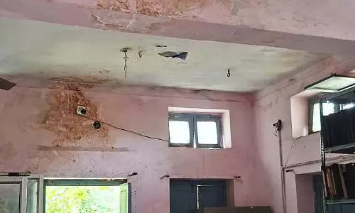 Siruguppa: सरकारी कार्यालयों में लीकेज Siruguppa: सरकारी कार्यालयों में लीकेज