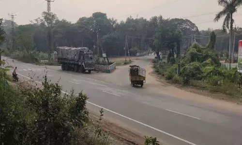 Kothagudem में जोखिम भरे सड़क मार्ग पर निवासियों ने सड़क सुरक्षा उपायों की मांग की Kothagudem में जोखिम भरे सड़क मार्ग पर निवासियों ने सड़क सुरक्षा उपायों की मांग की