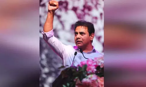 KTR कलवाकुर्ती में प्रस्तावित सौर ऊर्जा संयंत्रों के खिलाफ किसानों के विरोध प्रदर्शन में शामिल हुए