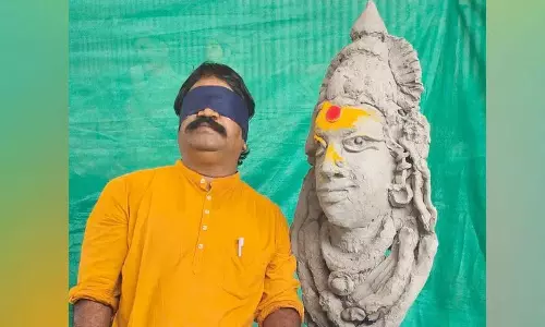 मूर्तिकार होथी बसवराज ने आंखों पर पट्टी बांधकर 70 मिनट में Kanakadurga की प्रतिमा बनाई