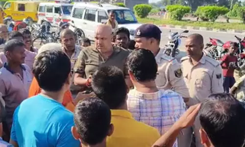 दो दिनों से लापता महिला का शव घर की छत पर मिला, सड़क पर शव रखकर प्रदर्शन दो दिनों से लापता महिला का शव घर की छत पर मिला, सड़क पर शव रखकर प्रदर्शन