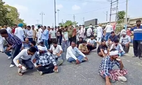 Kurukshetra में युवक की हत्या, गिरफ्तारी की मांग को लेकर परिजनों ने सड़क जाम किया Kurukshetra में युवक की हत्या, गिरफ्तारी की मांग को लेकर परिजनों ने सड़क जाम किया