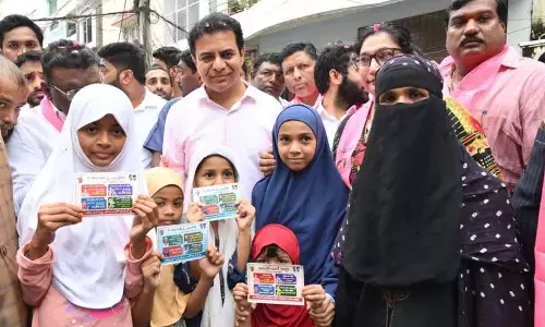 KTR ने महत्वपूर्ण उपचुनाव से पहले जुबली हिल्स में मतदाताओं को कांग्रेस बाकी कार्ड बांटे