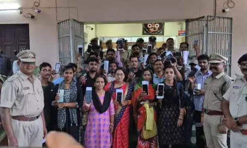पुलिस ने गुम हुए फोन का पता लगाया, उनके असली मालिकों को लौटाए