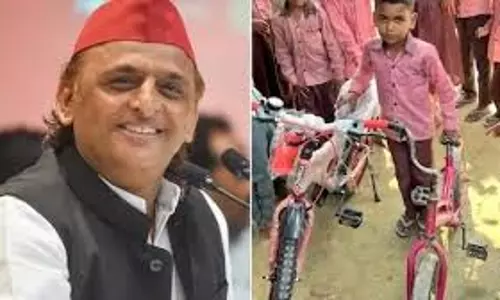 Sitapur: अखिलेश यादव को छू गया मासूम का संघर्ष Sitapur: अखिलेश यादव को छू गया मासूम का संघर्ष