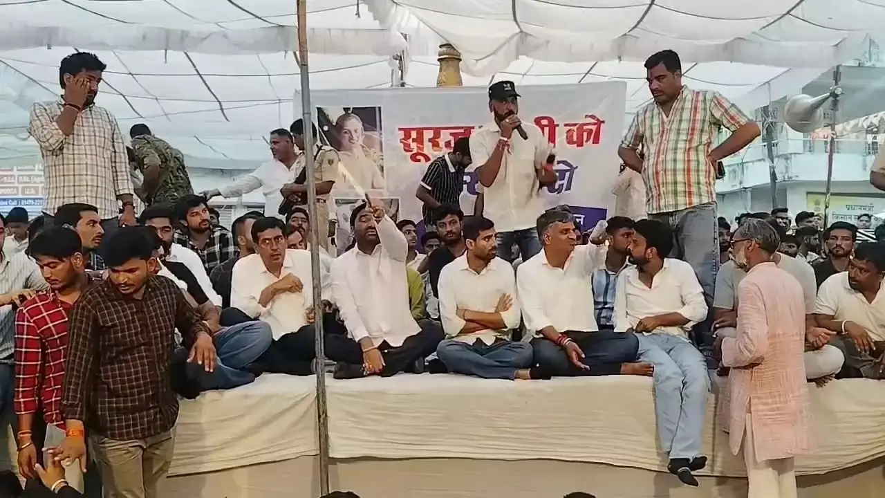 Chittorgarh: बेनीवाल की चेतावनी पर धरना खत्म, प्रशासन सक्रिय Chittorgarh: बेनीवाल की चेतावनी पर धरना खत्म, प्रशासन सक्रिय