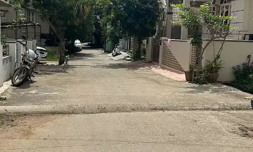 Chitradurga : सड़क पर गड्ढे रात भर में दिखाई देते हैं