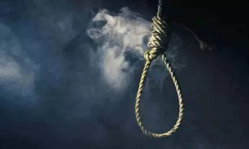Jeedimetla में घर के पास युवक लटका मिला