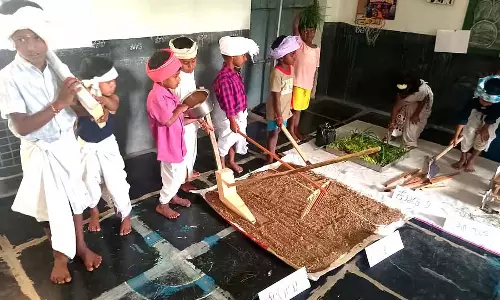 Chitradurga : बच्चों के मन को ध्यान में रखकर शिक्षण का प्रदर्शन मॉडल Chitradurga : बच्चों के मन को ध्यान में रखकर शिक्षण का प्रदर्शन मॉडल