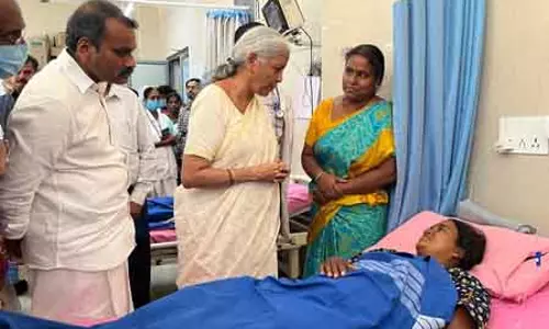 वित्त मंत्री निर्मला सीतारमण ने करूर दौरा कर पीड़ितों से मुलाकात की वित्त मंत्री निर्मला सीतारमण ने करूर दौरा कर पीड़ितों से मुलाकात की
