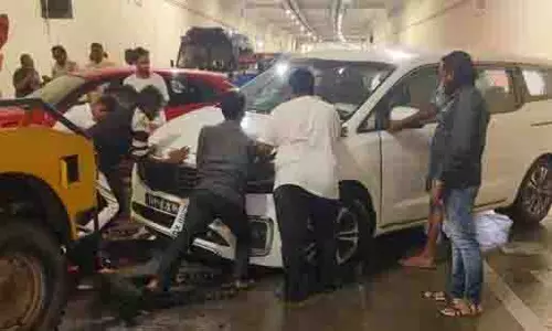 कोस्टल रोड पर कार के ओवरटेक करने की कोशिश में दो लोग घायल कोस्टल रोड पर कार के ओवरटेक करने की कोशिश में दो लोग घायल