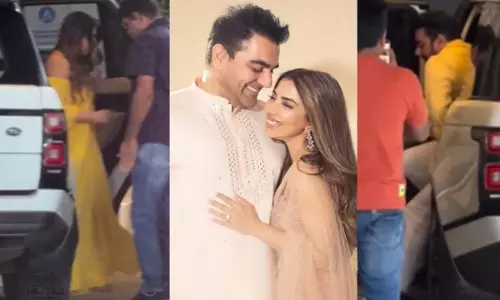 Arbaaz Khan अपनी गर्भवती पत्नी शूरा के साथ बेबी शॉवर में ट्विनिंग करते हुए Arbaaz Khan अपनी गर्भवती पत्नी शूरा के साथ बेबी शॉवर में ट्विनिंग करते हुए