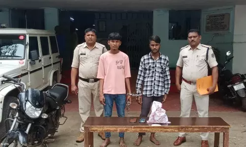 कुरुद में नशीली दवाइयों की अवैध तस्करी का पर्दाफाश, दो लड़के गिरफ्तार कुरुद में नशीली दवाइयों की अवैध तस्करी का पर्दाफाश, दो लड़के गिरफ्तार