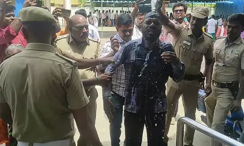 युवक ने खुद को आग लगाने की कोशिश की : कांचीपुरम कलेक्टर ऑफिस में हंगामा युवक ने खुद को आग लगाने की कोशिश की : कांचीपुरम कलेक्टर ऑफिस में हंगामा