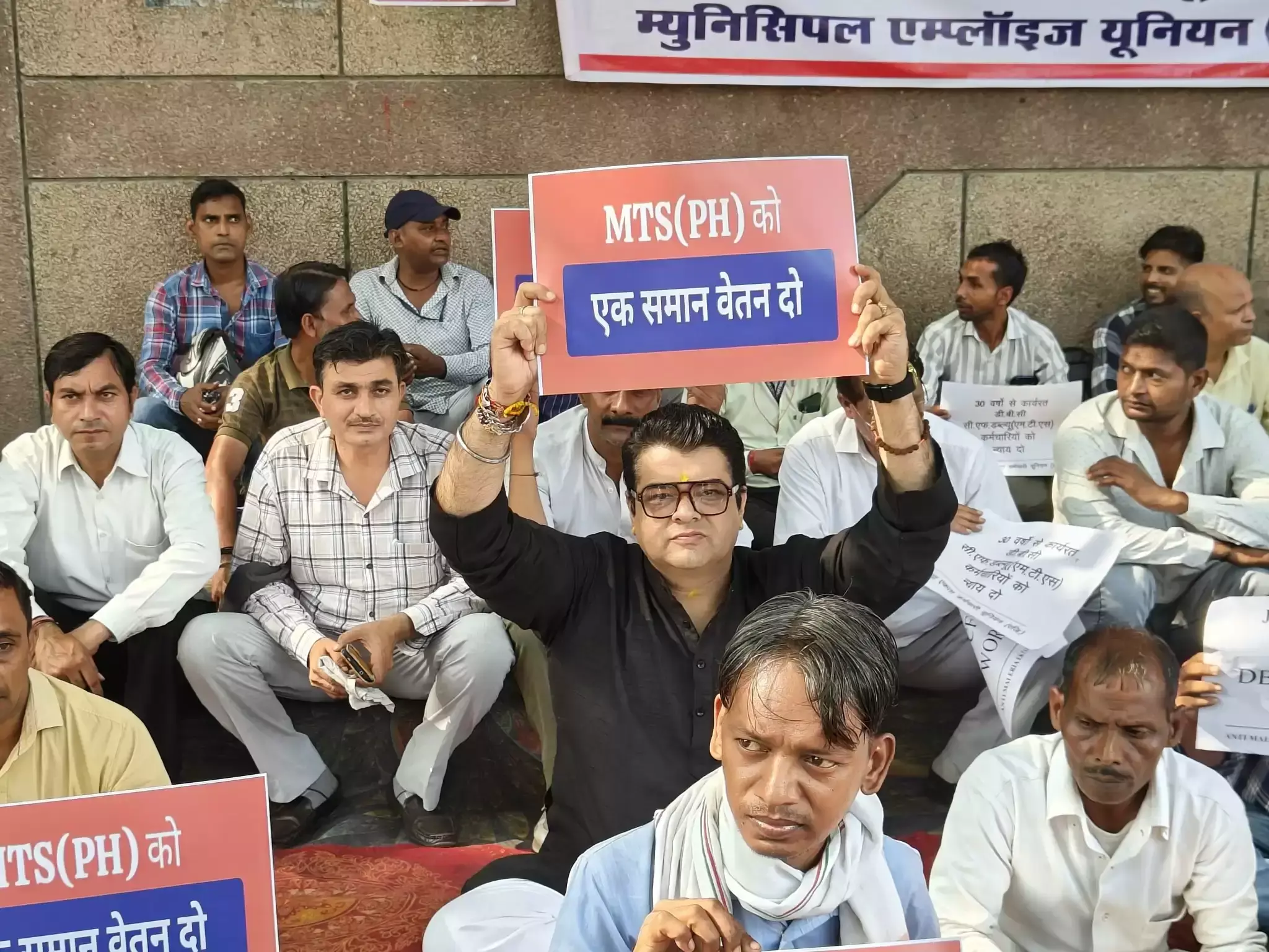 New Delhi: एमसीडी HQ के बाहर कर्मचारियों ने शुरू की हड़ताल