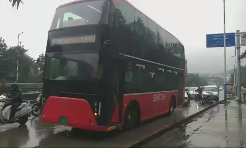 Pune : पीएमपीएमएल की डबल डेकर ट्रायल बस खाली चली, 100 रुपये किराया यात्रियों को रोक रहा