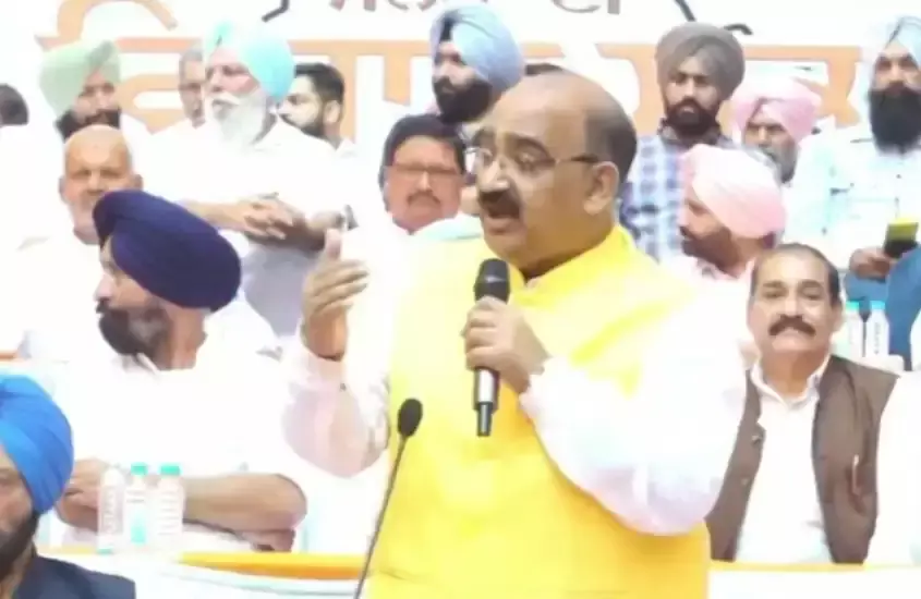 Chandigarh: भाजपा ने पारित किया सरकार विरोधी प्रस्ताव, विवाद बढ़ा Chandigarh: भाजपा ने पारित किया सरकार विरोधी प्रस्ताव, विवाद बढ़ा
