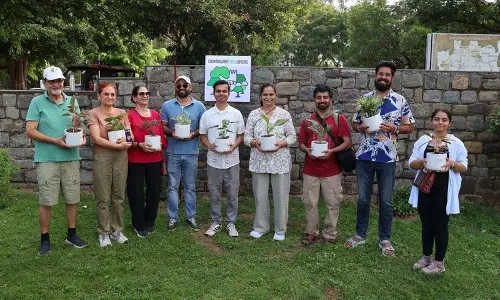 Chandigarh: प्रकृति प्रेमियों ने वृक्ष भ्रमण में भाग लिया, पुरस्कार स्वरूप पौधे प्राप्त किए Chandigarh: प्रकृति प्रेमियों ने वृक्ष भ्रमण में भाग लिया, पुरस्कार स्वरूप पौधे प्राप्त किए