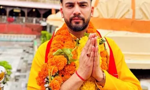 एल्विश यादव ने उज्जैन महाकाल मंदिर के किए दर्शन, भक्ति के रंग में रंगे आए नजर एल्विश यादव ने उज्जैन महाकाल मंदिर के किए दर्शन, भक्ति के रंग में रंगे आए नजर