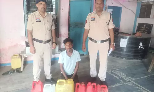 शराब बनाने के ठिकाने पर पुलिस की रेड, कोचिया गिरफ्तार