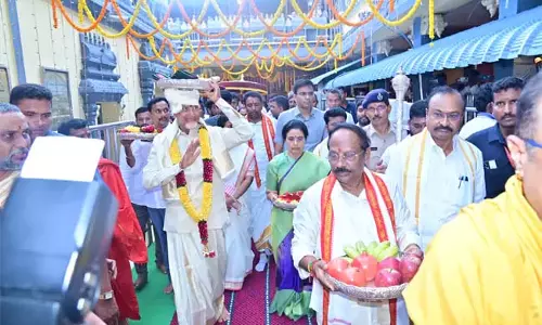 Andhra : सीएम चंद्रबाबू ने बेजवाड़ा कनकदुर्गम्मा को रेशम के वस्त्र भेंट किए