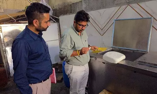 Amritsar: त्यौहारों के मौसम के करीब आते ही दूध और मिठाइयों पर भी नजर Amritsar: त्यौहारों के मौसम के करीब आते ही दूध और मिठाइयों पर भी नजर