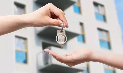 क्या अपनी पत्नी को फ्लैट उपहार में देने पर income tax देय है?