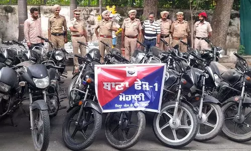 Chandigarh: तीन वाहन चोर पुलिस के शिकंजे में, 18 चोरी की बाइकें बरामद Chandigarh: तीन वाहन चोर पुलिस के शिकंजे में, 18 चोरी की बाइकें बरामद