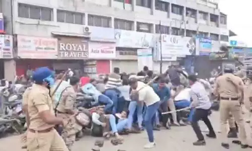 अहिल्यानगर में आई लव मुहम्मद भित्तिचित्र का विरोध हिंसक हुआ अहिल्यानगर में आई लव मुहम्मद भित्तिचित्र का विरोध हिंसक हुआ