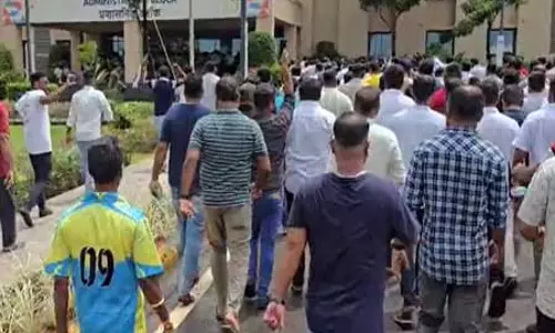 मोपा एयरपोर्ट पर पार्किंग शुल्क वृद्धि के खिलाफ टैक्सी चालकों का विरोध प्रदर्शन मोपा एयरपोर्ट पर पार्किंग शुल्क वृद्धि के खिलाफ टैक्सी चालकों का विरोध प्रदर्शन