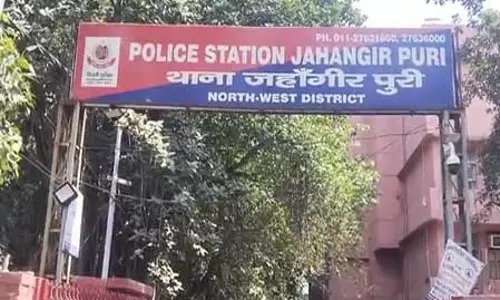 मुकुंदपुर फ्लाईओवर के पास कार ने बाइक सवार तीन लोगों को कुचला मुकुंदपुर फ्लाईओवर के पास कार ने बाइक सवार तीन लोगों को कुचला