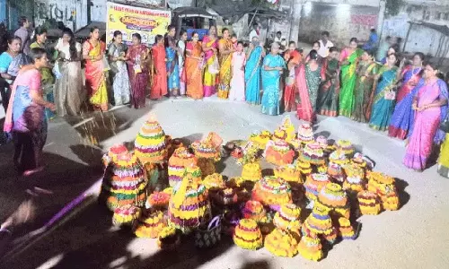 सद्दुला बथुकम्मा श्रद्धा और भक्ति के साथ मनाया गया सद्दुला बथुकम्मा श्रद्धा और भक्ति के साथ मनाया गया