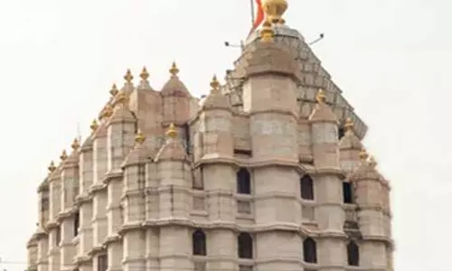 सिद्धिविनायक ट्रस्ट ने बाढ़ राहत हेतु सीएम राहत कोष में 10 करोड़ दिए सिद्धिविनायक ट्रस्ट ने बाढ़ राहत हेतु सीएम राहत कोष में 10 करोड़ दिए