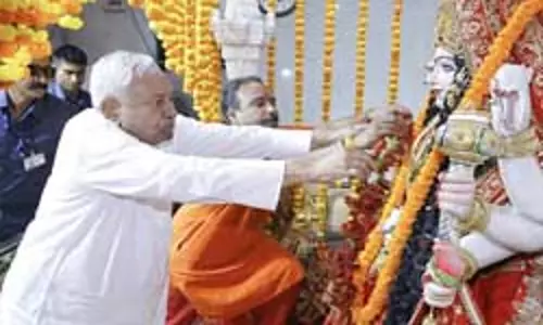 सीएम नीतीश कुमार ने मां दुर्गा की आराधना की, डिप्टी सीएम भी रहे मौजूद