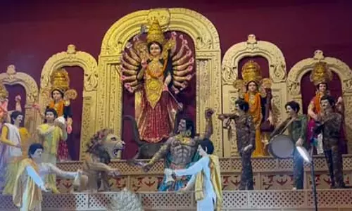 देशभक्ति के रंग में रंगे हैं दुर्गा पूजा पंडाल, ब्रह्मोस मिसाइल की धमक