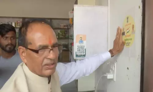 केंद्रीय मंत्री Shivraj Chauhan ने दुकानदारों से मुलाकात की, स्वदेशी उत्पादों को बढ़ावा दिया केंद्रीय मंत्री Shivraj Chauhan ने दुकानदारों से मुलाकात की, स्वदेशी उत्पादों को बढ़ावा दिया