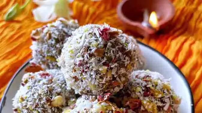 Durga Ashtami Bhog Recipe: अष्टमी के दिन मां महागौरी को लगता है इन खास लड्डुओं का भोग Durga Ashtami Bhog Recipe: अष्टमी के दिन मां महागौरी को लगता है इन खास लड्डुओं का भोग