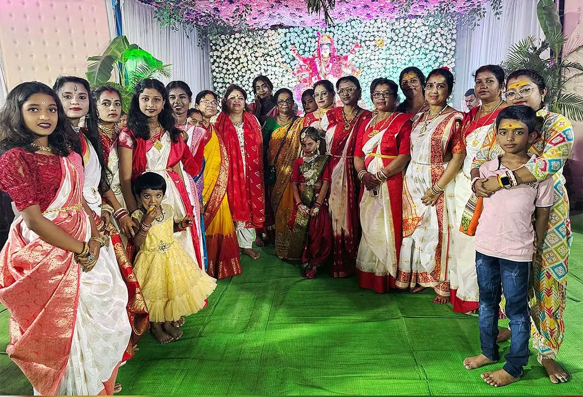 मुंबई के एक NGO ने गढ़चिरौली के आदिवासी गांवों में दुर्गा पूजा उत्सव का आयोजन किया मुंबई के एक NGO ने गढ़चिरौली के आदिवासी गांवों में दुर्गा पूजा उत्सव का आयोजन किया