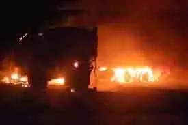 Rajasthan:ट्रेलर से टकरा कर आग का गोला बना बिस्किट से भरा ट्रक, चालक की मौत Rajasthan:ट्रेलर से टकरा कर आग का गोला बना बिस्किट से भरा ट्रक, चालक की मौत