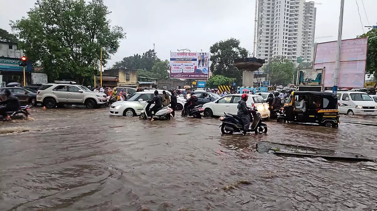 Thane : भारी बारिश के कारण बड़े पैमाने पर बाढ़ आई Thane : भारी बारिश के कारण बड़े पैमाने पर बाढ़ आई