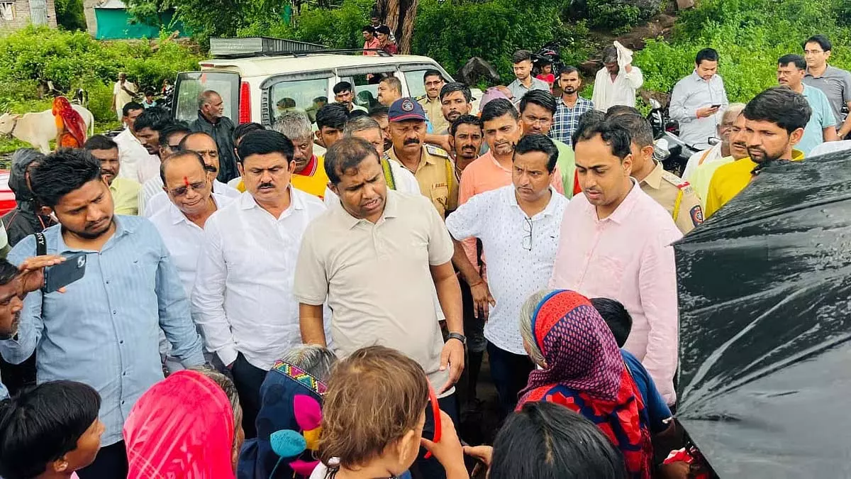 जलगांव में कई नदियों के तटबंध टूटे; प्रशासन ने गांवों को खाली कराया, SDRF तैनात किया जलगांव में कई नदियों के तटबंध टूटे; प्रशासन ने गांवों को खाली कराया, SDRF तैनात किया