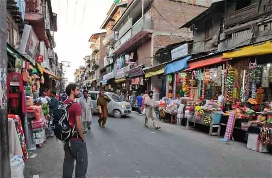 Jammu Kashmir :दुकानों पर पुलिस की छापेमारी, रिकॉर्ड की जांच की जा रही है Jammu Kashmir :दुकानों पर पुलिस की छापेमारी, रिकॉर्ड की जांच की जा रही है