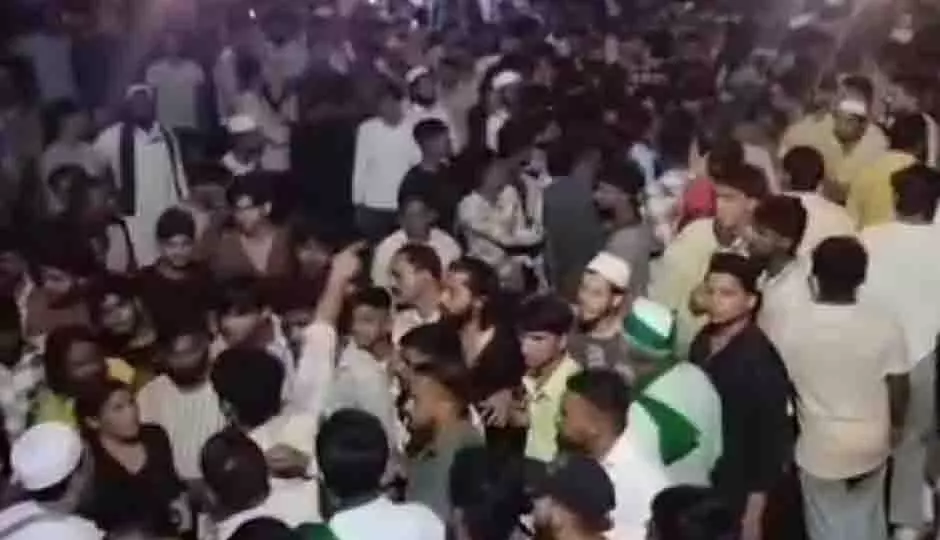 Dehradun: धार्मिक पोस्ट पर छात्र की टिप्पणी से तनाव, सड़कों पर उतरी भीड़ Dehradun: धार्मिक पोस्ट पर छात्र की टिप्पणी से तनाव, सड़कों पर उतरी भीड़