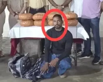 बस से रायपुर आया फिर ट्रेन पकड़ने वाला था तस्कर, गांजा के साथ गिरफ्तार बस से रायपुर आया फिर ट्रेन पकड़ने वाला था तस्कर, गांजा के साथ गिरफ्तार