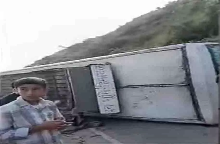 Himachal Pradesh: एचआरटीसी की बस पलटी, यात्री घायल Himachal Pradesh: एचआरटीसी की बस पलटी, यात्री घायल
