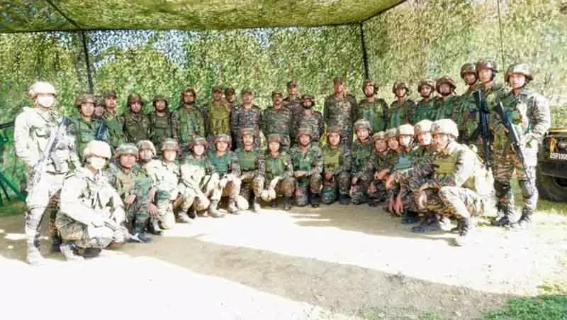 GOC व्हाइट नाइट कोर ने नियंत्रण रेखा पर सुरक्षा स्थिति की समीक्षा की GOC व्हाइट नाइट कोर ने नियंत्रण रेखा पर सुरक्षा स्थिति की समीक्षा की