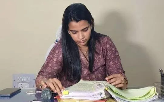 देवी भक्ति के साथ साथ ड्यूटी भी, नायब तहसीलदार ने रखी है 9 दिनों का उपवास देवी भक्ति के साथ साथ ड्यूटी भी, नायब तहसीलदार ने रखी है 9 दिनों का उपवास