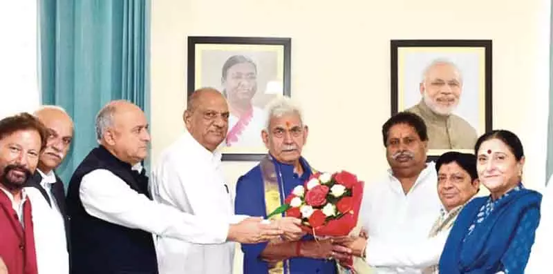 JKPCC ने एलजी से मुलाकात की, केंद्रीय राहत पैकेज और राज्य का दर्जा मांगा JKPCC ने एलजी से मुलाकात की, केंद्रीय राहत पैकेज और राज्य का दर्जा मांगा