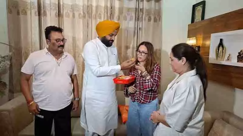 एशिया कप के बाद बहन की शादी के लिए Abhishek Sharma की वापसी का परिवार को इंतजार एशिया कप के बाद बहन की शादी के लिए Abhishek Sharma की वापसी का परिवार को इंतजार