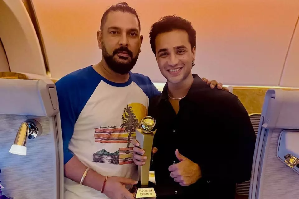 Abhishek Sharma ने मेंटर युवराज संग एशिया कप जश्न की तस्वीरें साझा कीं Abhishek Sharma ने मेंटर युवराज संग एशिया कप जश्न की तस्वीरें साझा कीं